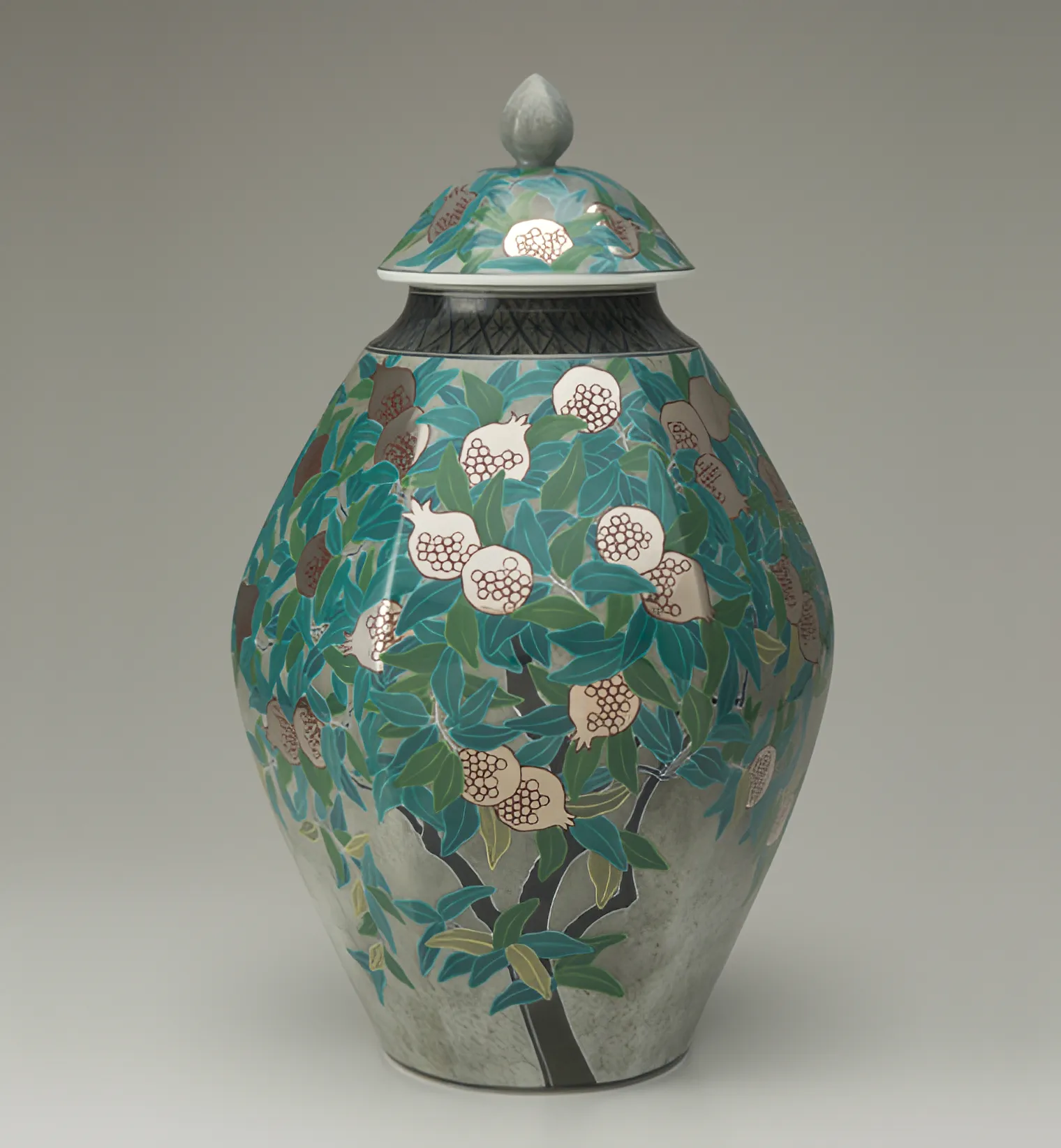 日本史上最年少の人間国宝とは？十四代今泉今右衛門の代表作から次世代