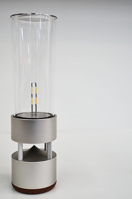 スピーカーだと感じさせないスタイルと、360度に音が広がる有機ガラス