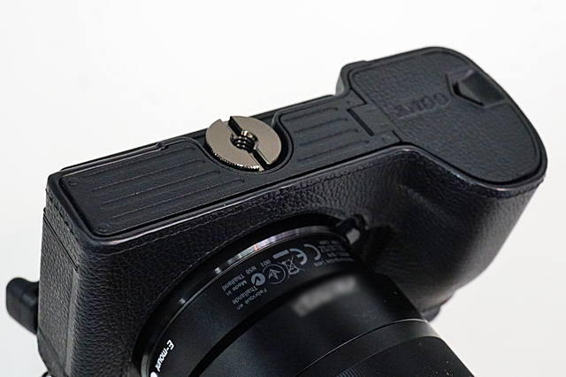 α6500専用のボディケース「LCS-EBG」を装着。ホールド性が良くなって大