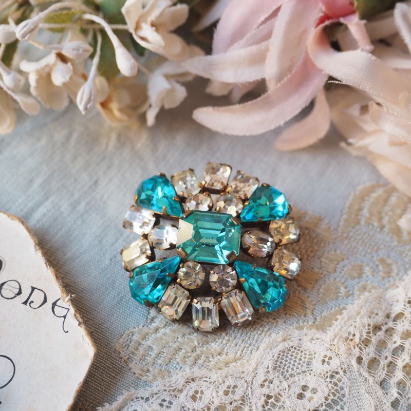 涙形の青いガラスとクリアガラスのブローチ accessoire・装身具