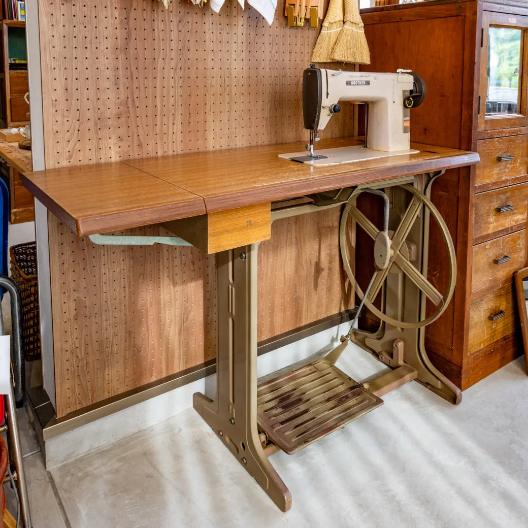 貴重なミシン台 – 古道具オールドニュー商會