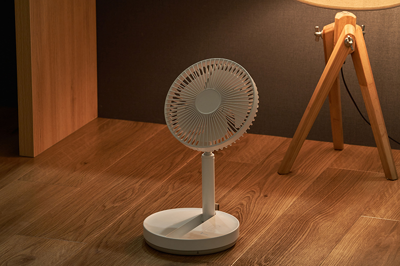折りたたみコードレスリビングファン 首振り機能付 LCAF031 | Life on