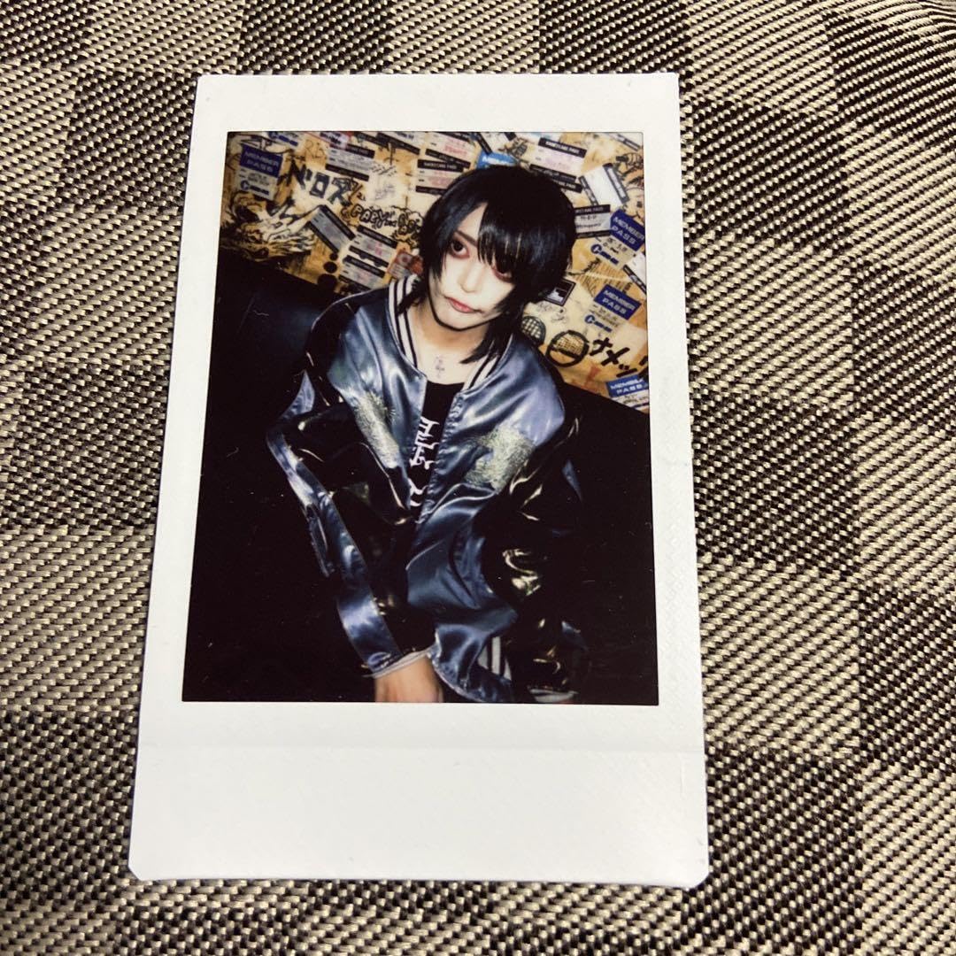 Amazon.co.jp: 甘い暴力 チェキ 咲さん スカジャン姿 : おもちゃ