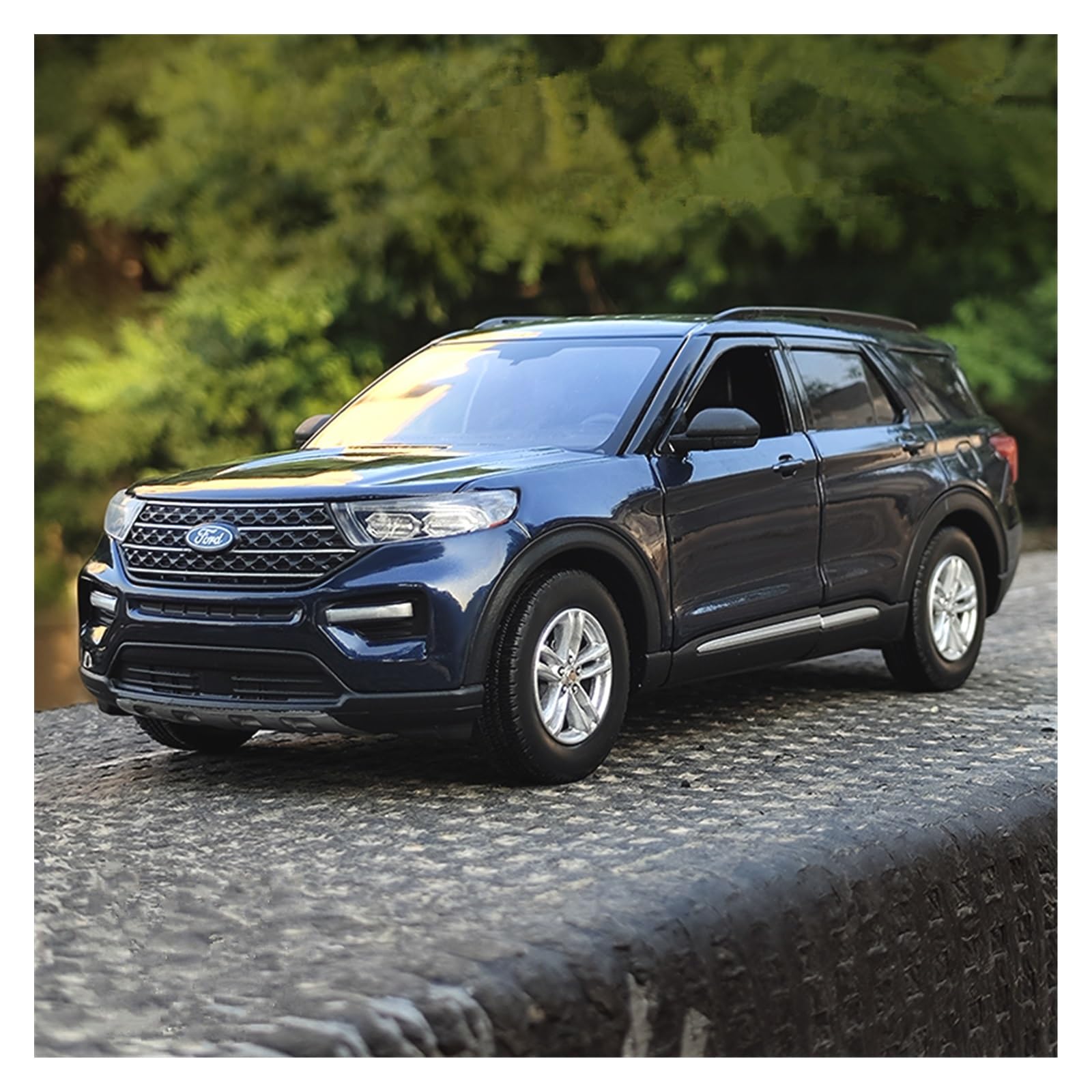 Amazon | ミニカーモデル 1:24 フォード エクスプローラー XLT