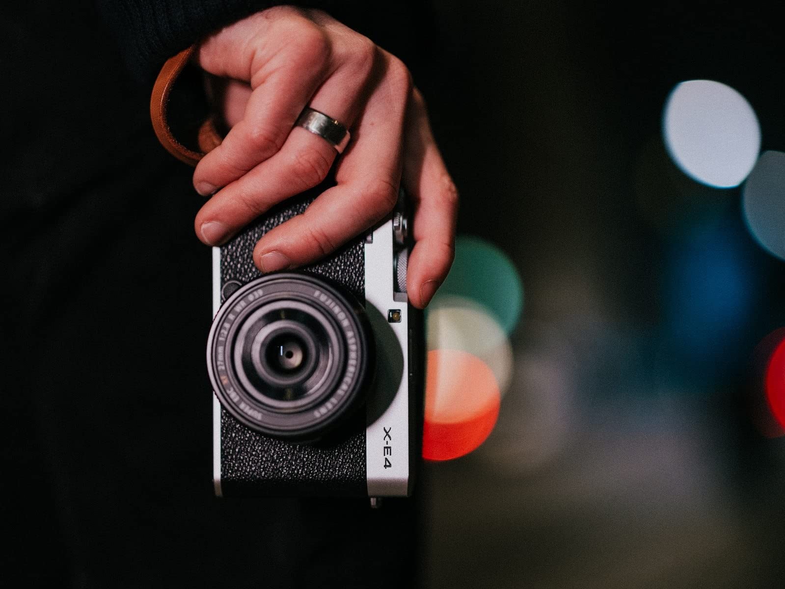 Amazon | 富士フイルム(FUJIFILM) ミラーレスデジタルカメラ X-E4