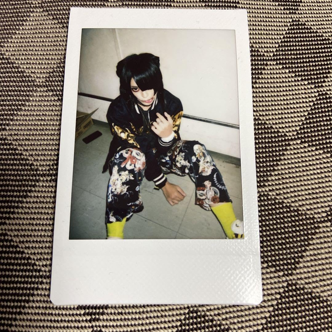 Amazon.co.jp: 甘い暴力 チェキ 咲さん 座り舌だし : おもちゃ