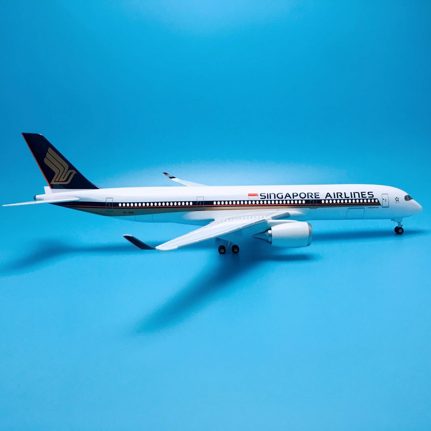 Amazon | 対象: 1:125,47cm 車輪と LED 付き軽飛行機、エアバス A350