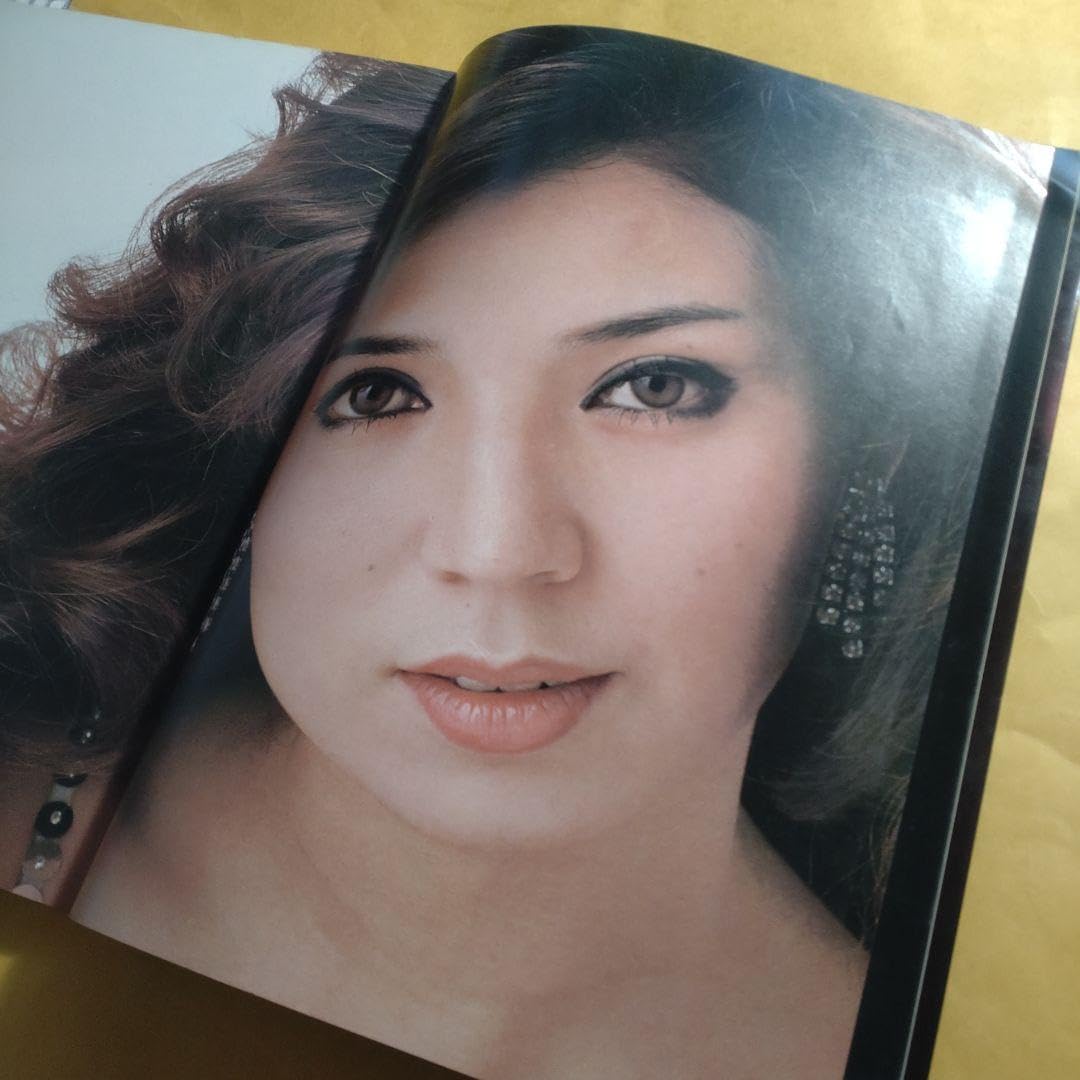 Amazon.co.jp: 八代亜紀 写真集 初版 サイン入（カメラマン） : 文房具