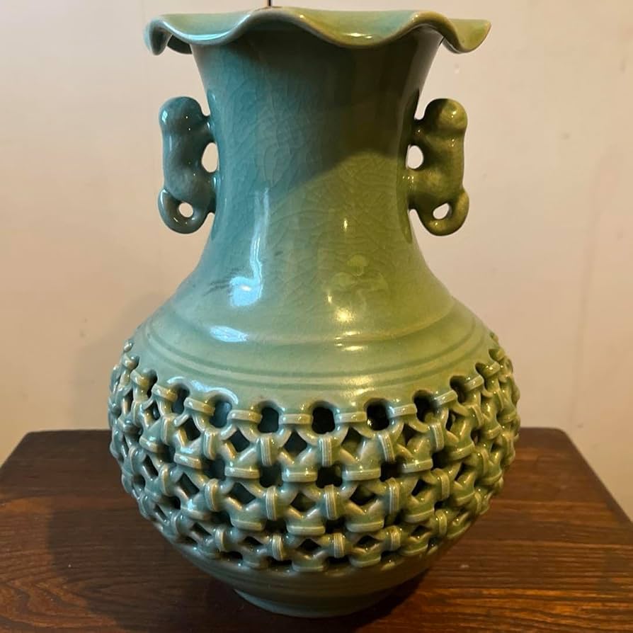 Amazon.co.jp: 青磁 光成陶窯 沈潤興 花瓶 共箱 : ホビー