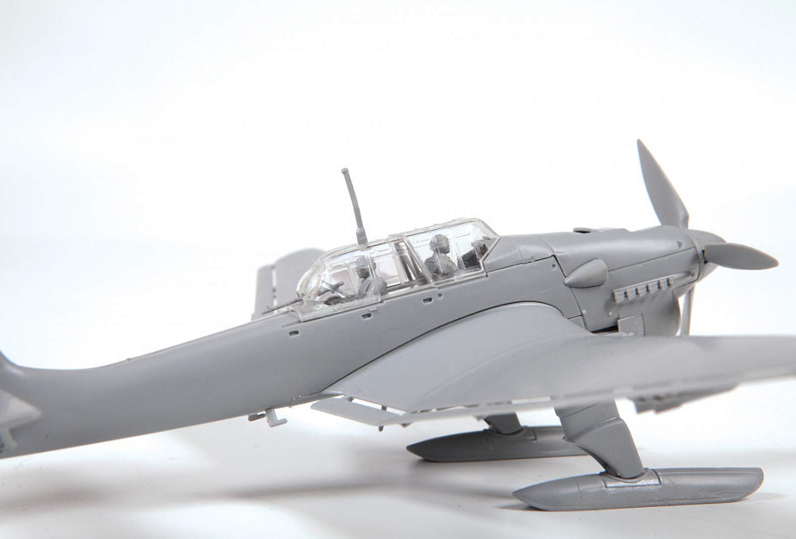 Amazon | ズベズダ 1/72 ドイツ空軍 Ju-87 B-2/U4 スツーカ w/スキー