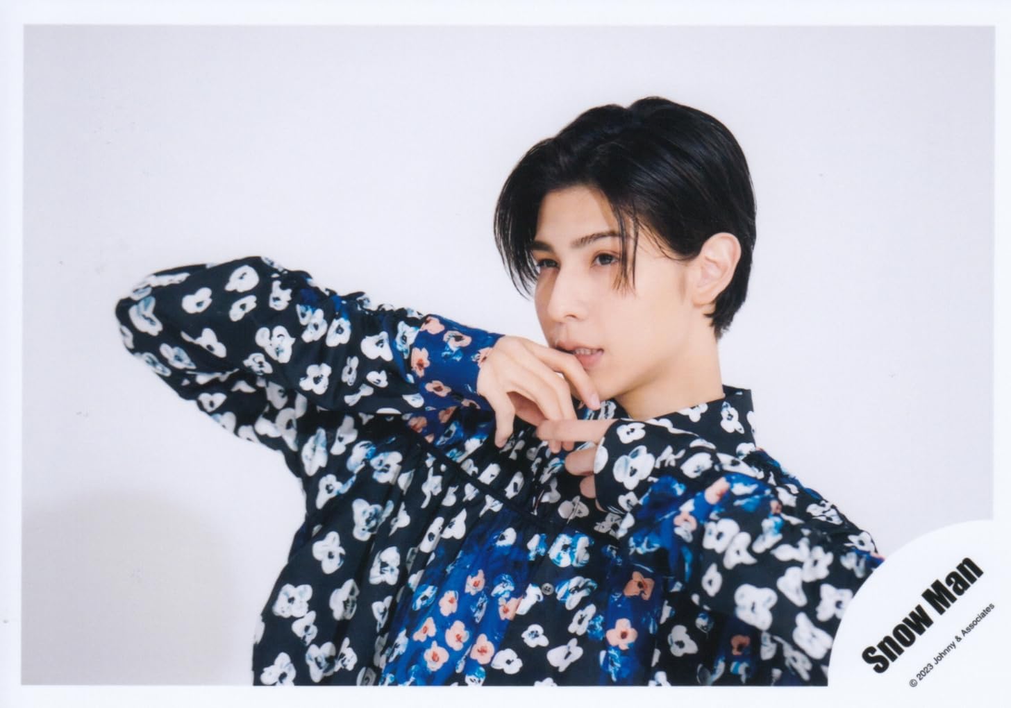 Amazon.co.jp: Snow Man 公式 生 写真（ラウール）SM02734 : おもちゃ