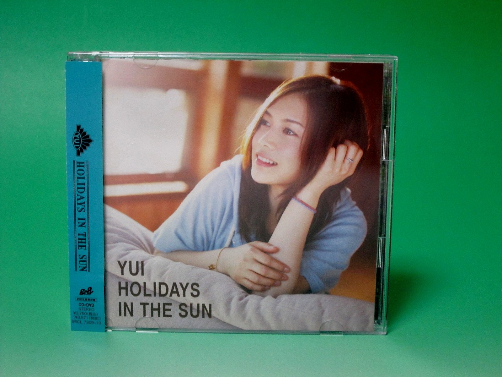 Amazon.co.jp: HOLIDAYS IN THE SUN【初回生産限定盤】CD+DVD - YUI