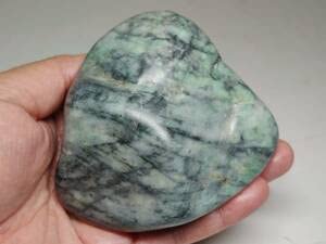 Amazon.co.jp: 黒緑 556g 翡翠 原石 ヒスイ 鉱物 鑑賞石 糸魚川 水石