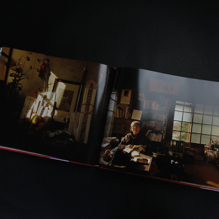 家 meaning of the house（Signed） - 篠山 紀信 / Kishin Shinoyama