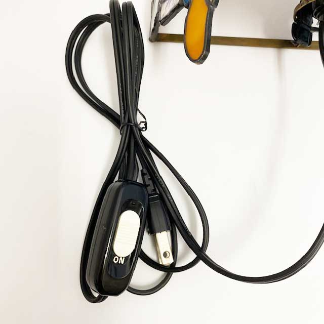 壁掛け 猫灯り」 剱持敬子 茶ぶち猫のステンドグラスアートのランプ