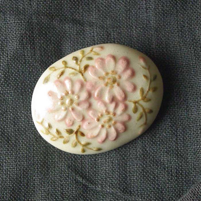 陶器のブローチ【マーガレット / ホワイト】 益子焼 焼きもの 花柄 花