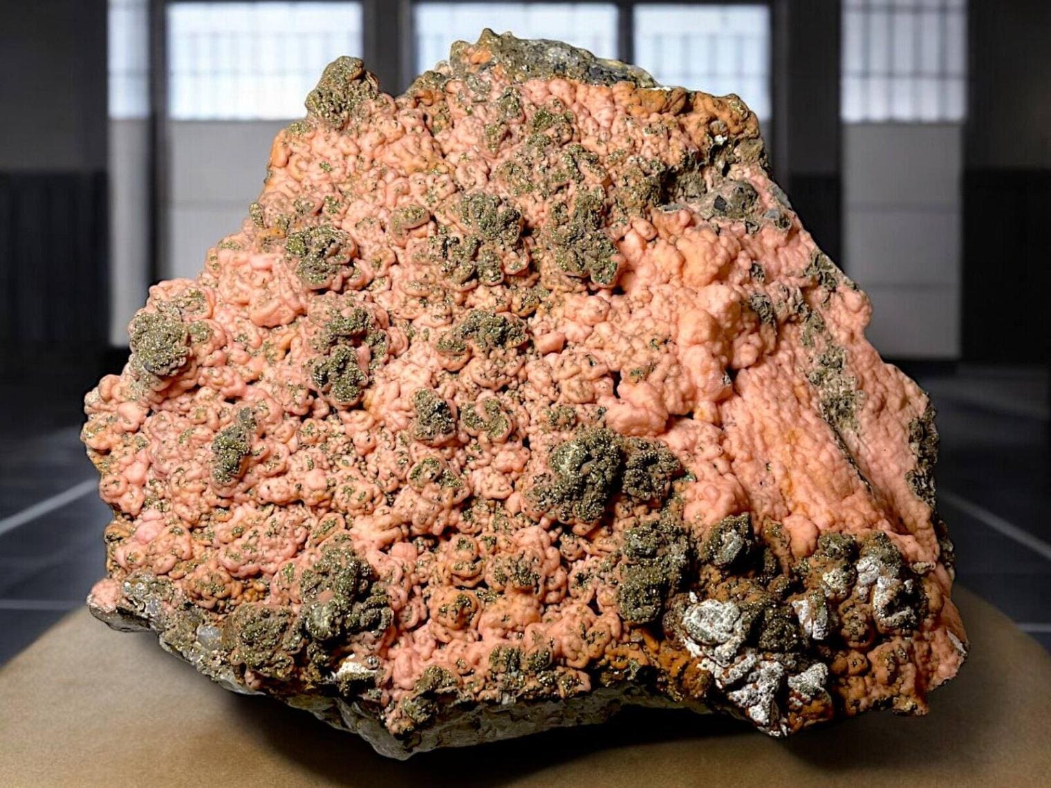 青森県 尾太鉱山産 菱マンガン鉱 / 黄鉄鉱