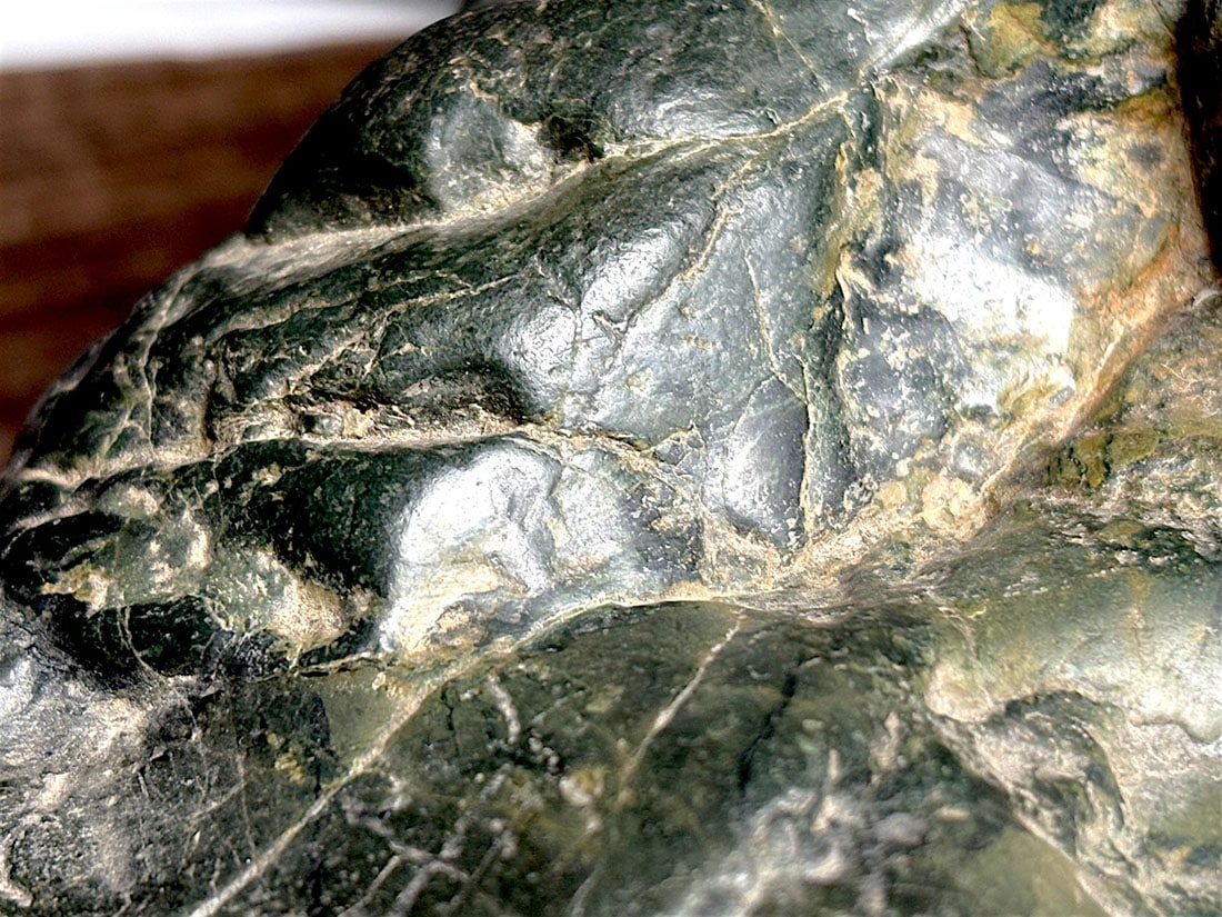 日本の名石】北海道産 神居古潭石 【ウブ石】 (木製台座付き)