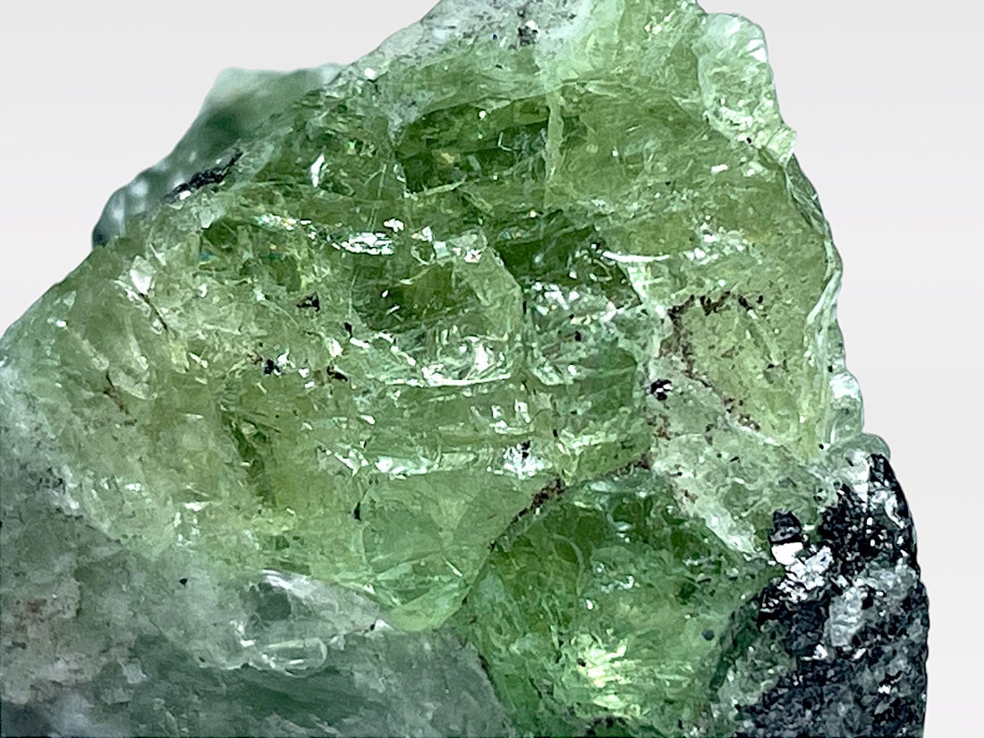 タンザニア産 蛍光ツァボライト ( グリーンガーネット )