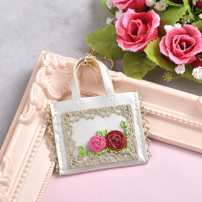 お出かけ気分の薔薇のバッグチャーム 【作家：渡辺友美(Heliotrope