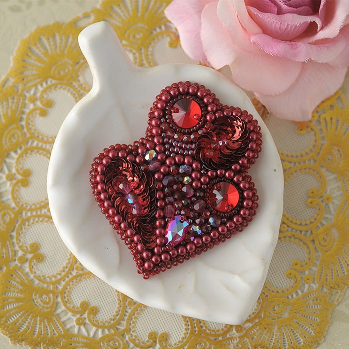 トリプルハートブローチ（赤） OT-137 【ビーズ 刺繍】 【作家：新井