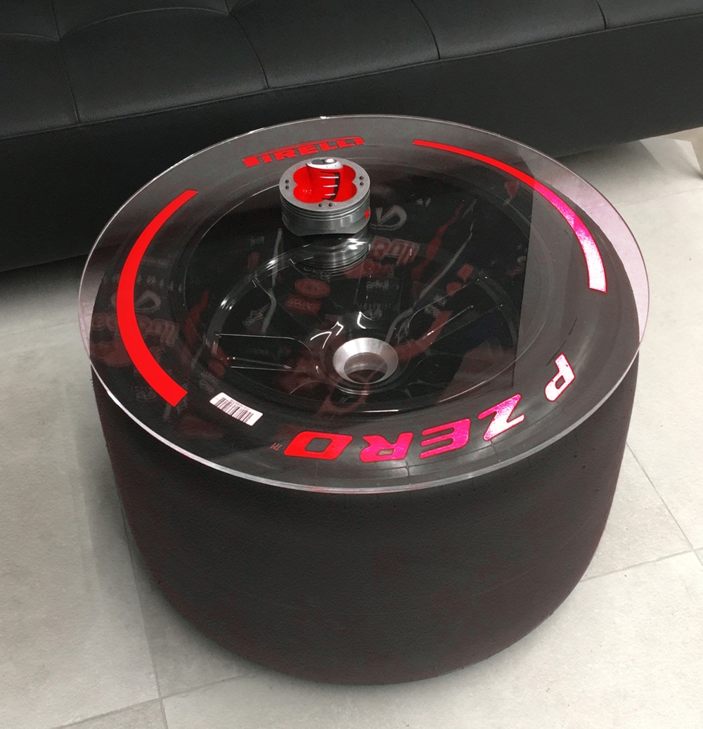PIRELLI 1/1スケール 18インチホイール タイヤ テーブル レッド