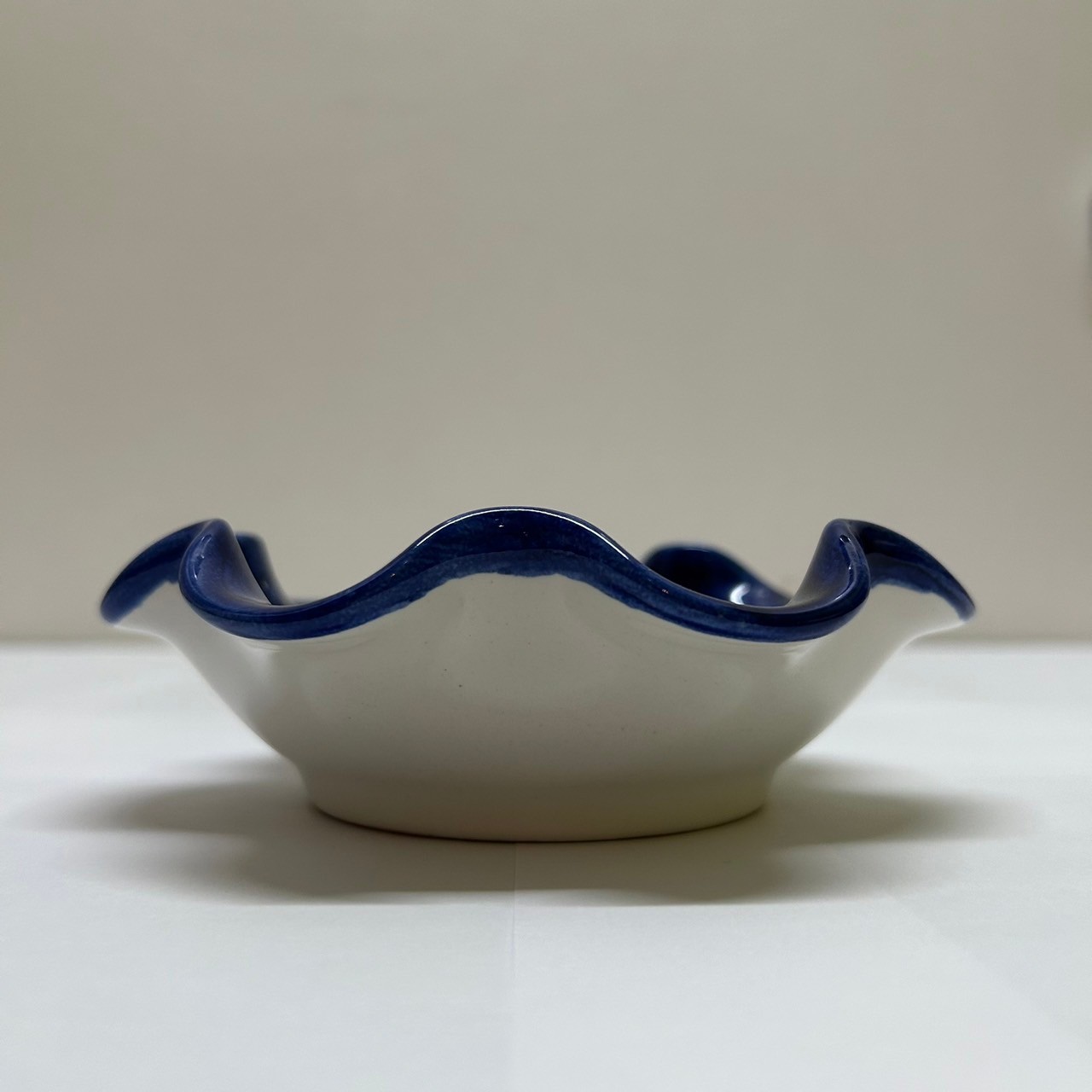 VIE116 フリル皿ブルー ダブルレモンフラワー レッド | 南イタリアの