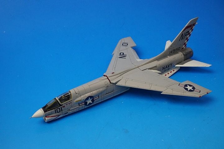 1/72 F-8E クルセイダー アメリカ海軍 VF-211 チェックメイツ NP101