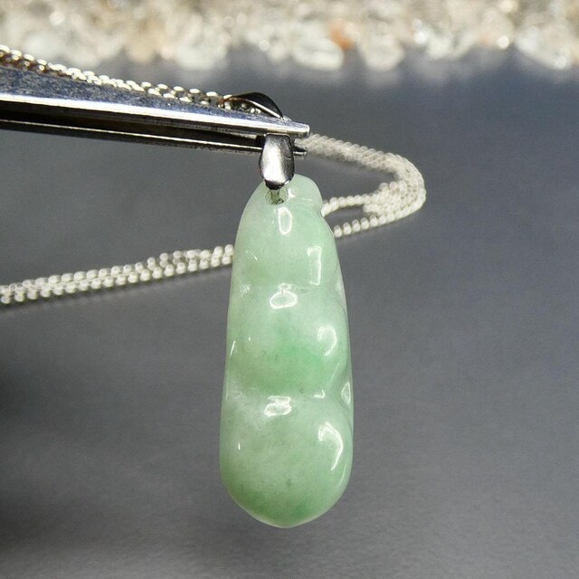 良質天然石ひすい薄緑色本翡翠ジェダイト枝豆福豆彫りステンレス