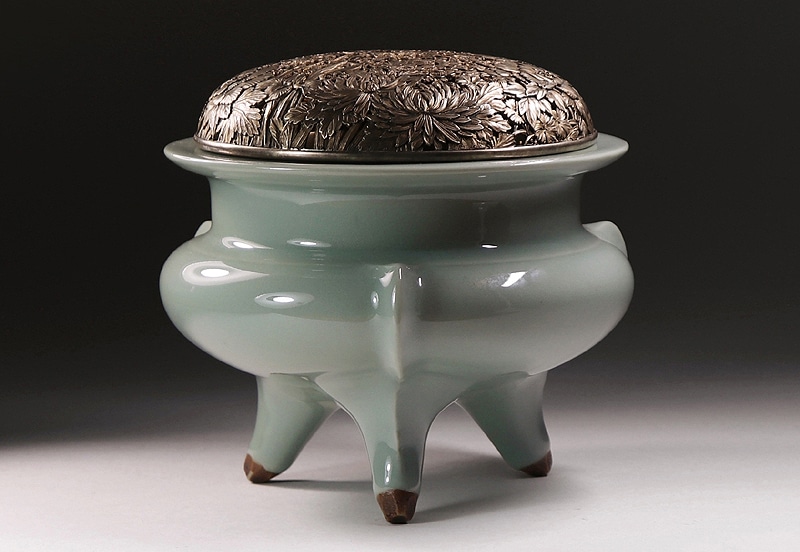初代諏訪蘇山作の青磁袴腰香炉に、十世中川浄益による銀火舎添の逸品