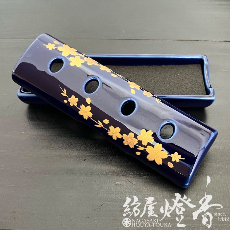 香器『寝かせる線香皿【瑠璃に桜/大サイズ】スティック用紙箱入[不燃