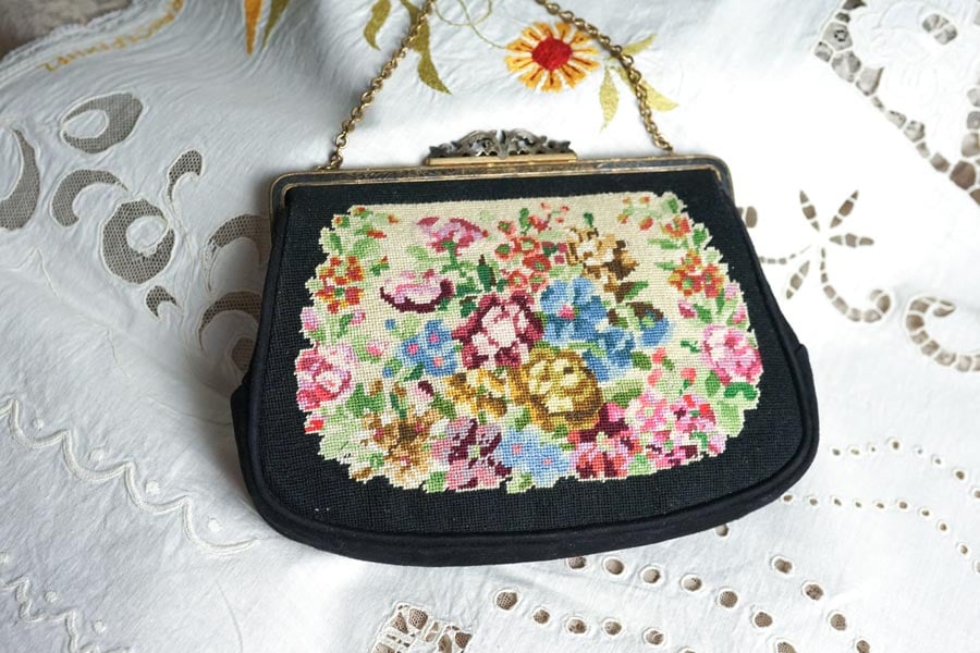 プチポワン刺繍に作りの良い口金のプチポワンバッグW20×H16×D3cm gb