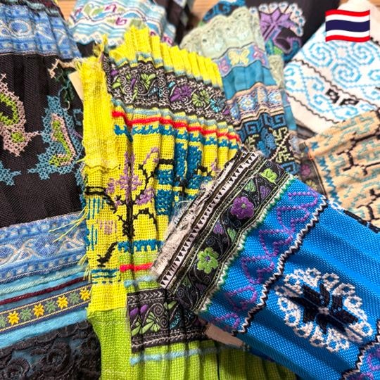 モン族生地は、魅力的な柄が特徴の刺繍生地です。アンティーク布として