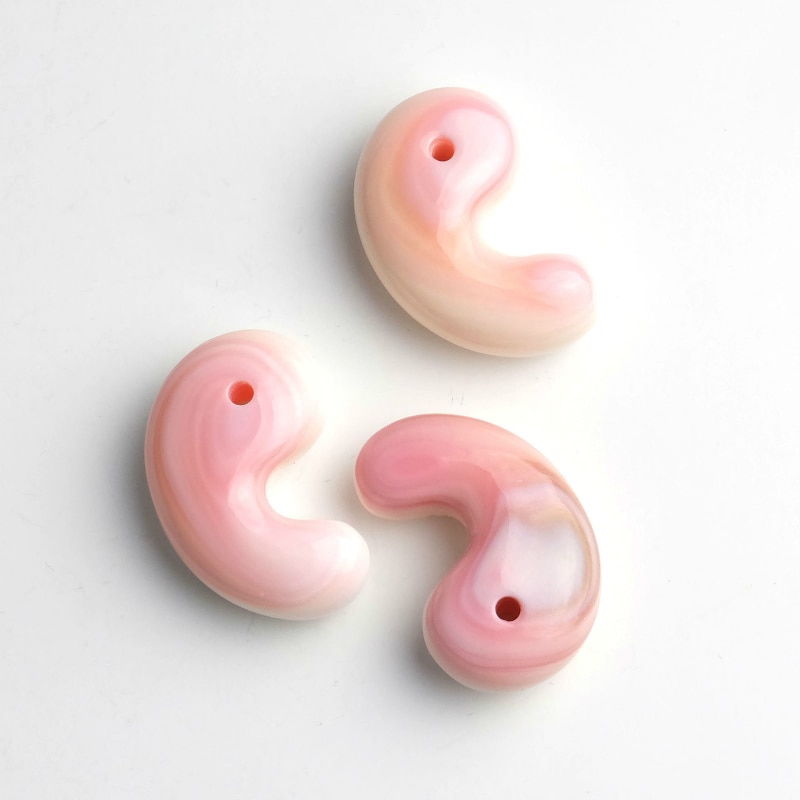 古代勾玉30mm ローズクォーツ 【メール便可】｜マライカ公式通販