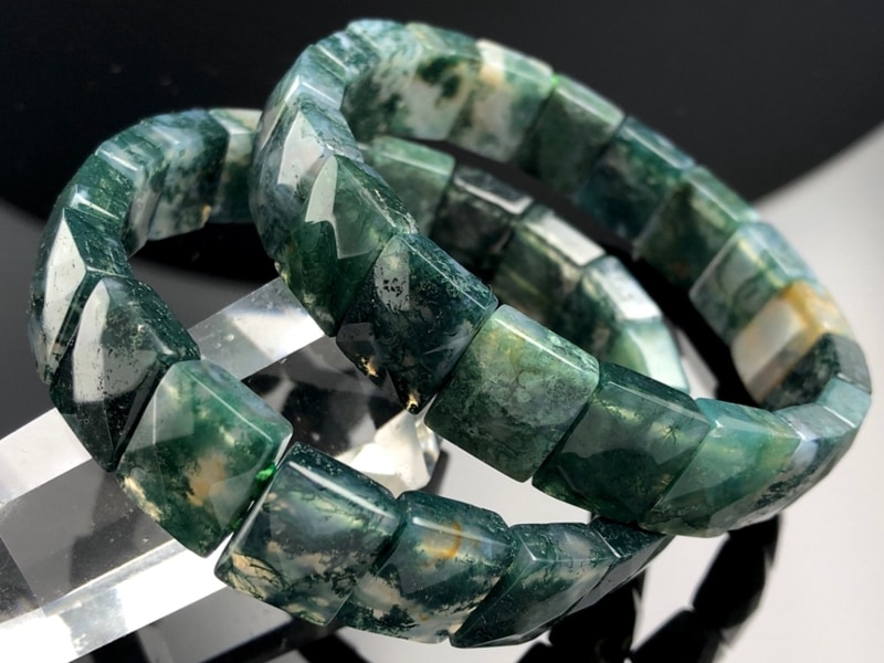 森林のような美しいグリーン☆天然石バングルブレスレット