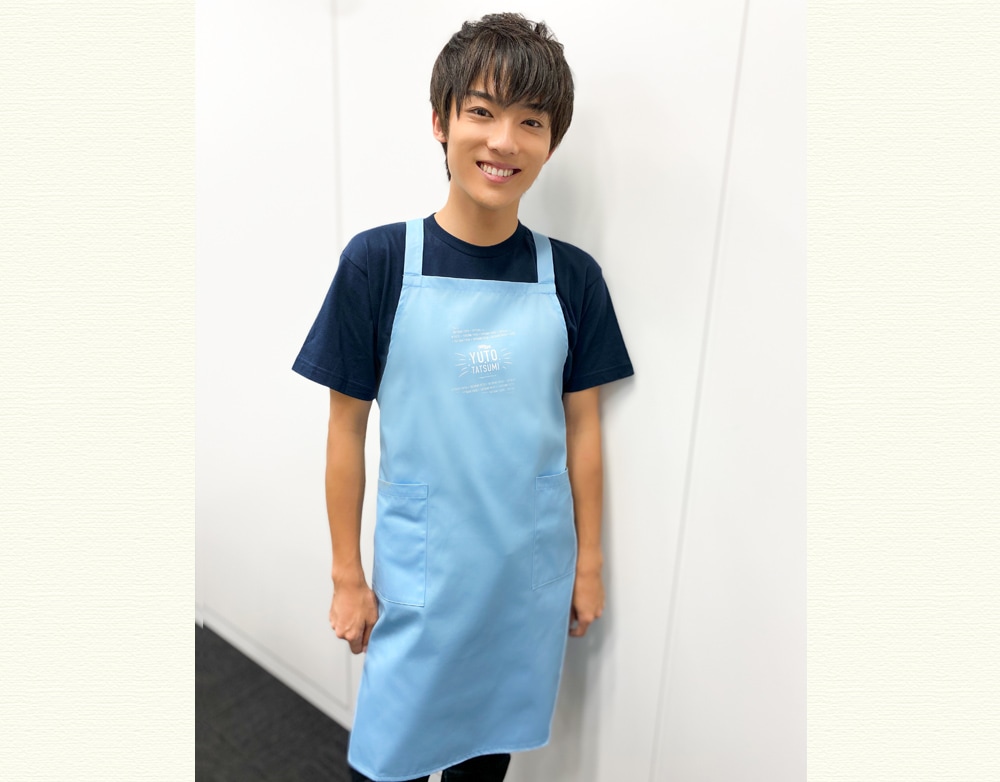 辰巳ゆうと・エプロン(サックスブルー)|【公式通販】長良グループ