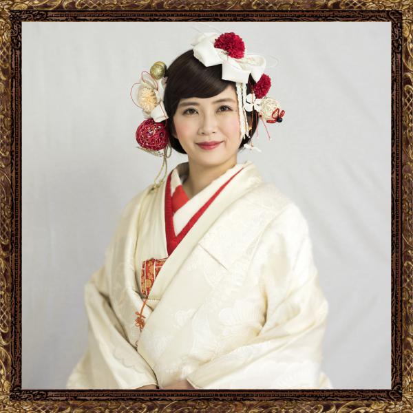 結婚式の白無垢（赤ふき）に合わせた髪飾りで作る紅白コーディネート