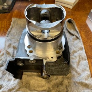 ドゥカティ900SSのエンジン腰上の組み上げ方と規定トルク |