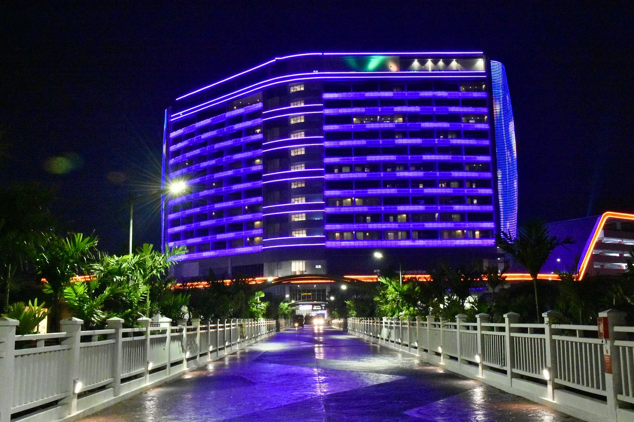 walkway to the beach and restaurants - Picture of Lexis Hibiscus