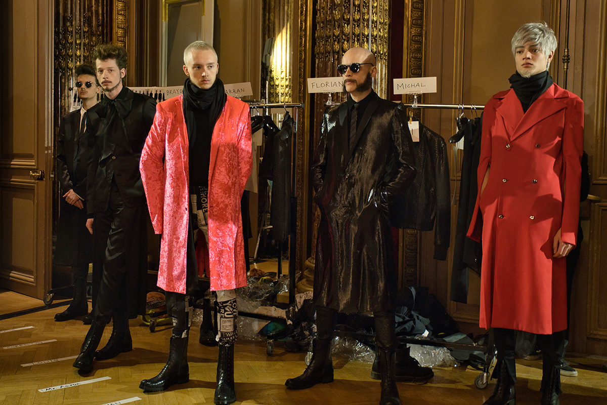 パリメンズ10周年記念の「リンシュウ」が“透明なウエア”という新香水