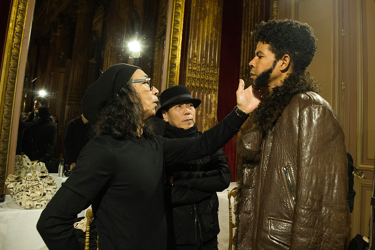 パリメンズ10周年記念の「リンシュウ」が“透明なウエア”という新香水