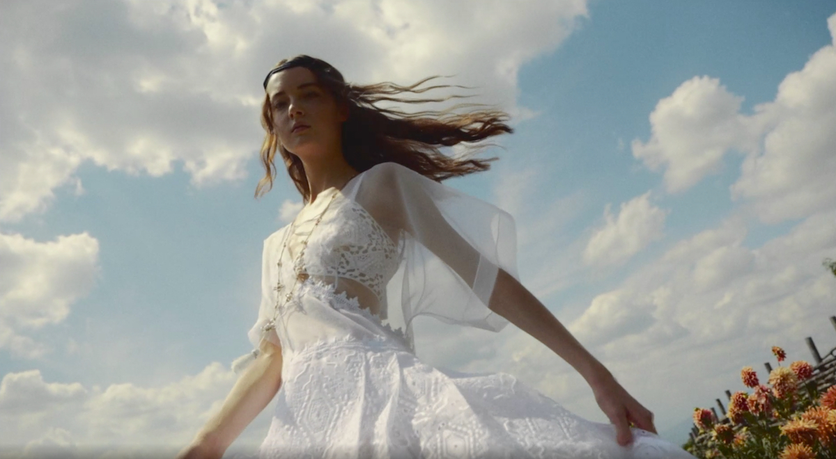 丁寧に作られた服はモニター越しでも良さが伝わる” 「エルマンノ