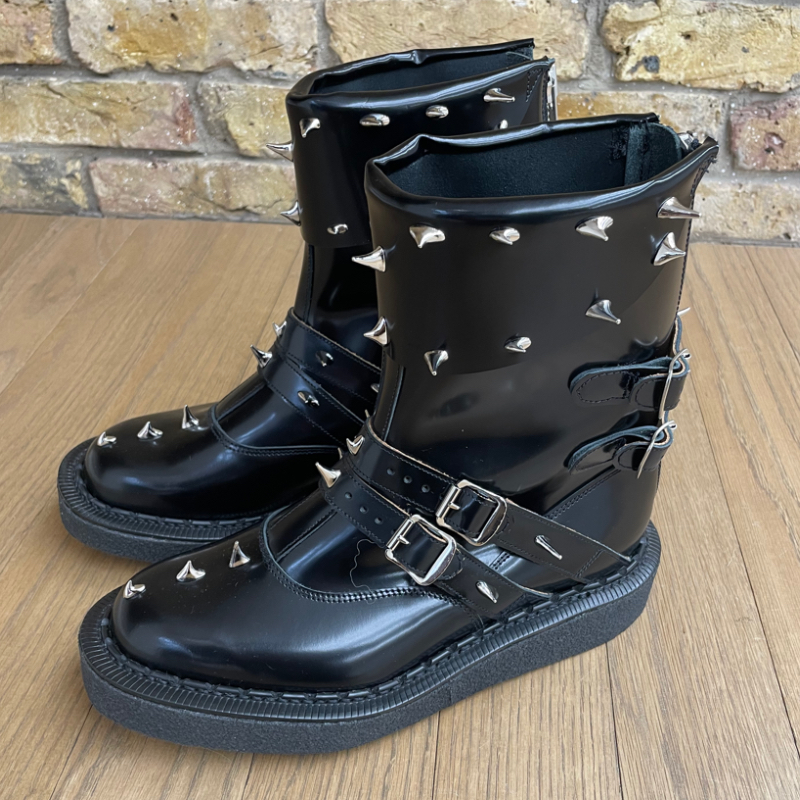 アンダーカバー」が英「ラロッカ」とのコラボブーツ “薔薇のトゲ