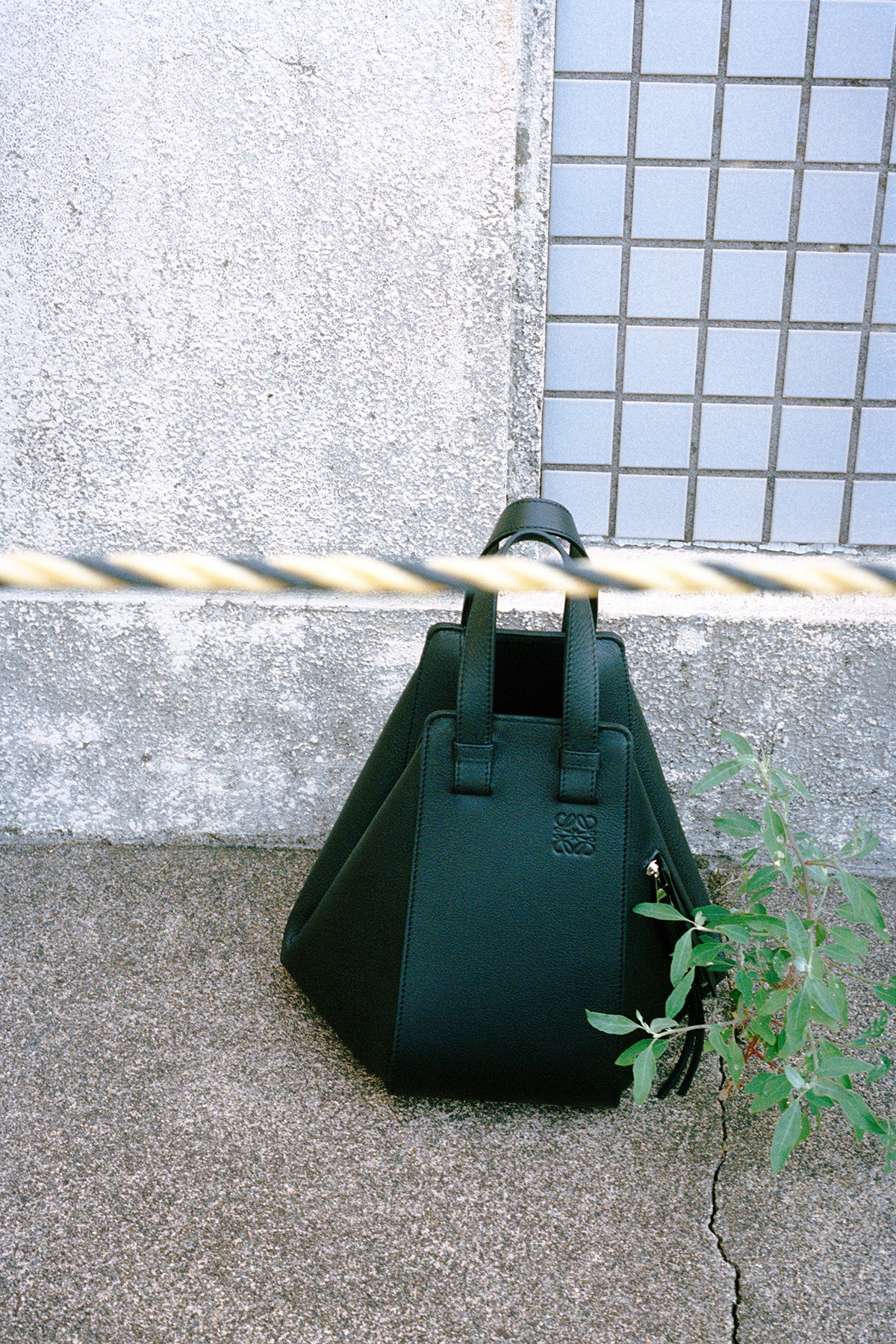 ロエベ」の秋冬キャンペーンがローンチ 新作“ハンモックコンパクト”を