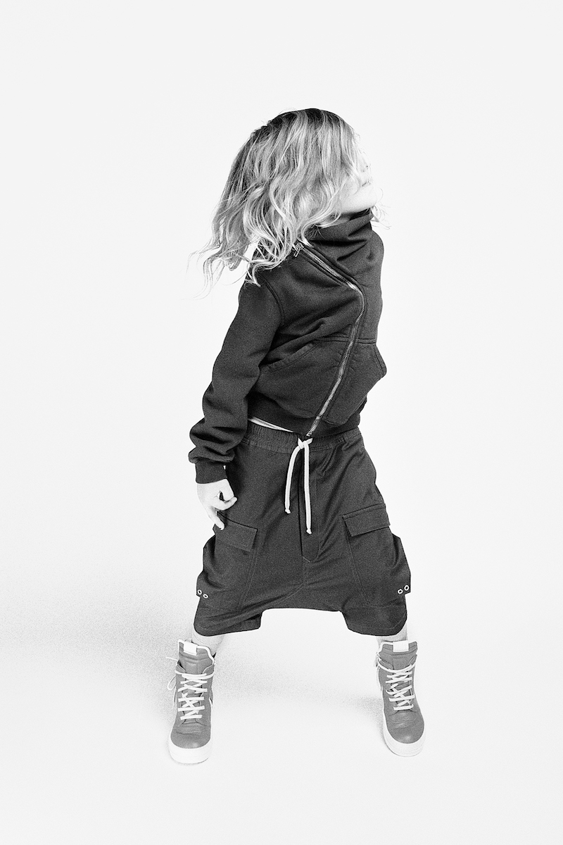 リック・オウエンス」がキッズラインを本格始動 ボンバージャケット