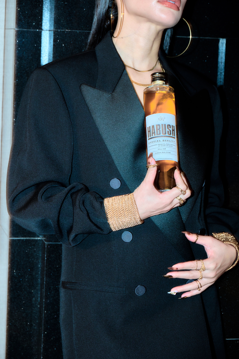 ラッパーAwichがプロデュースするハブ酒「ハブッシュ」が誕生 - WWDJAPAN