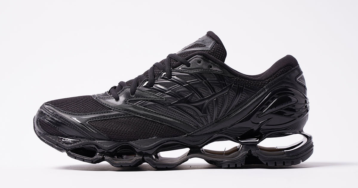 ミズノ」のランシューズがモードなオールブラックに エストネーション