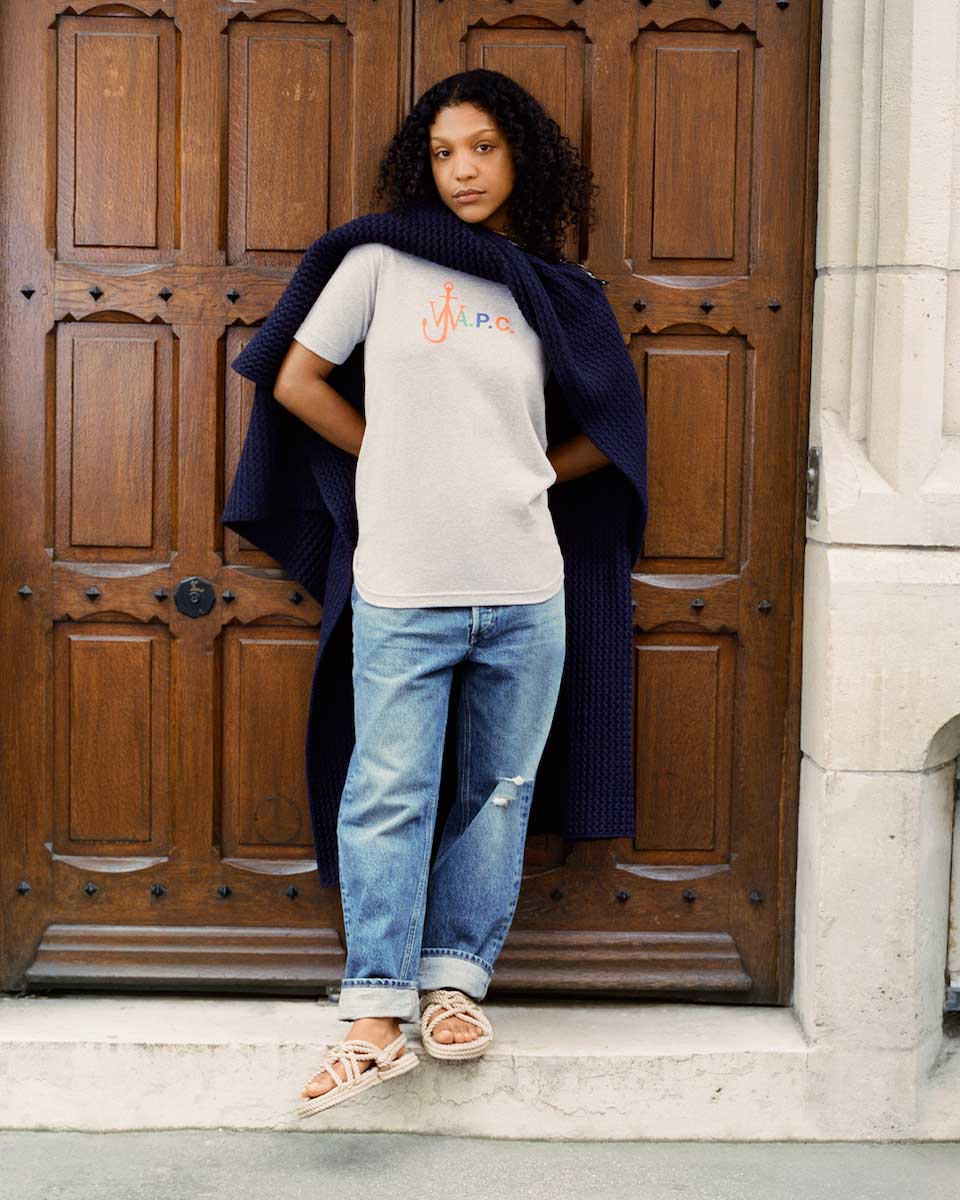 アー・ペー・セー」と「JW アンダーソン」コラボ ポロシャツやコート