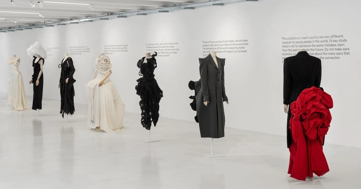 山本耀司の服作りへの姿勢を称える展覧会がミラノで開催 80年代の