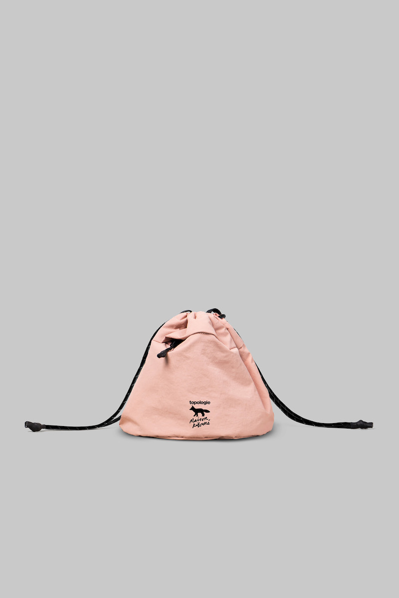 メゾン キツネ」と「トポロジー」がコラボ スマホストラップや